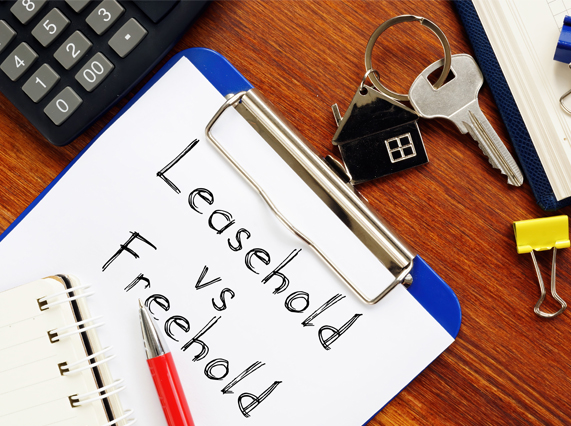 Image showing a pen, a paper and keys on a desk